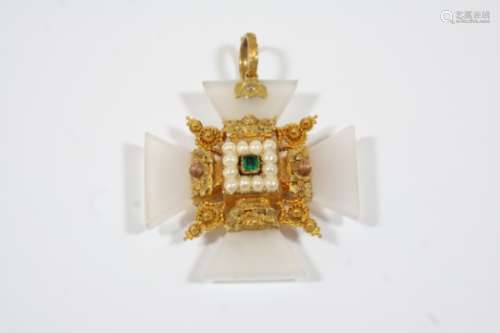 A REGENCY GOLD AND GEM SET CROSS PENDANT the chalcedony arms are set to a gold cannetille centre