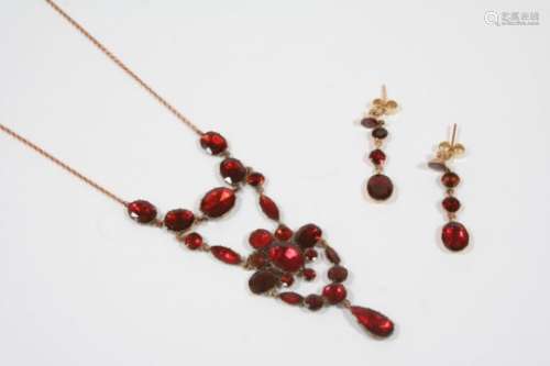 A GEORGIAN GARNET AND GOLD NECKLACE formed with oval and circular garnets in gold closed back