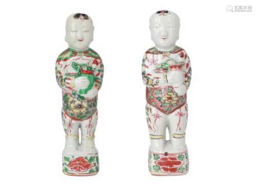 A pair of famille verte porcelain sculptures of boys. China, 18th century. H. 28,5 cm.