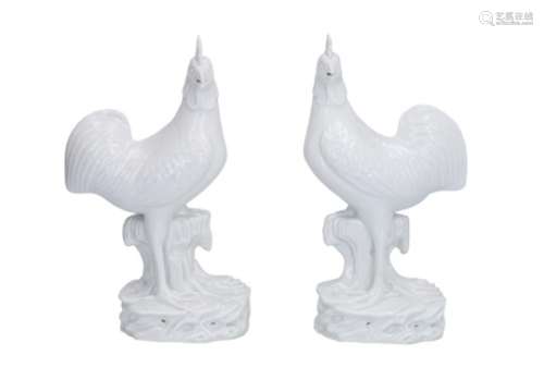 A pair of blanc de Chine sculptures of roosters. Unmarked. China, Kangxi. H. 26 cm.