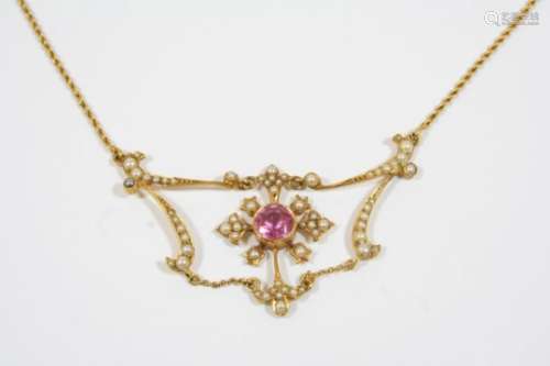 AN EARLY 20TH CENTURY TOURMALINE AND SEED PEARL NECKLACE the openwork foliate scrolling design is