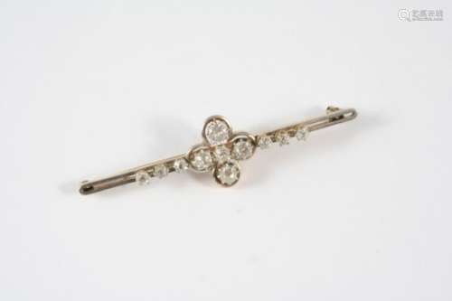 AN EARLY 20TH CENTURY DIAMOND BROOCH the quatrefoil design is mounted with four old-cut diamonds,