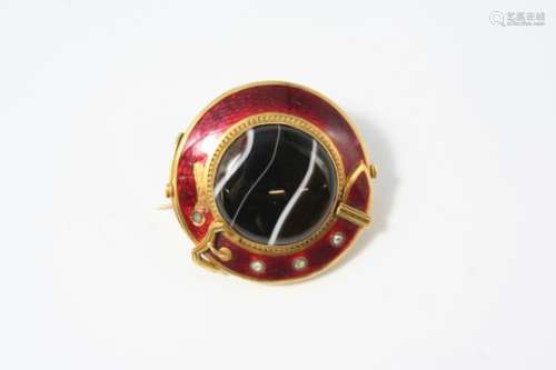 A VICTORIAN BANDED AGATE AND ENAMEL MOURNING BROOCH of gold buckle design, the section of banded