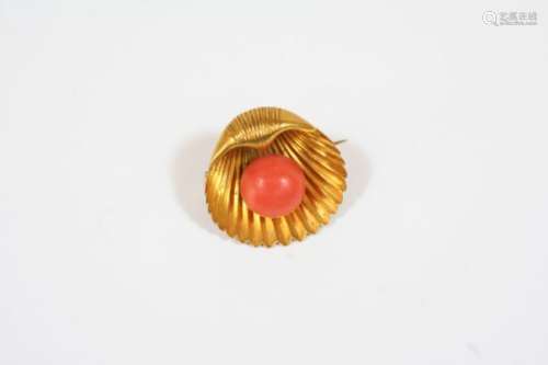 A GOLD AND CORAL SHELL BROOCH the gold shell with a coral 'pearl' in its centre, 3cm. wide. In