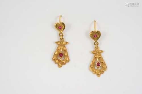 A PAIR OF GOLD AND RUBY DROP EARRINGS each gold openwork drop mounted with a circular ruby suspended