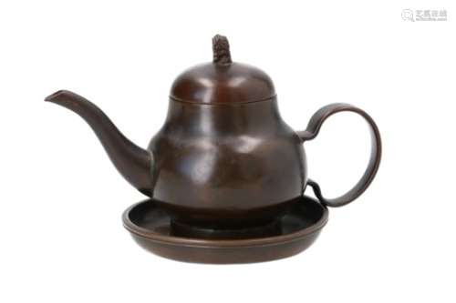A bronze teapot on a dish. Unmarked. China, 18th/19th century. Weight approx. 258 g. H. teapot on