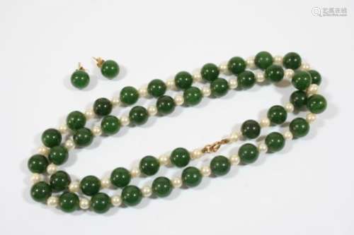 A JADE AND CULTURED PEARL NECKLACE formed alternately with green jade beads and cultured pearls,