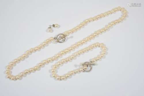 A SINGLE ROW UNIFORM CULTURED PEARL NECKLACE the pearls measure approximately 7.0mm., 45.5cm.