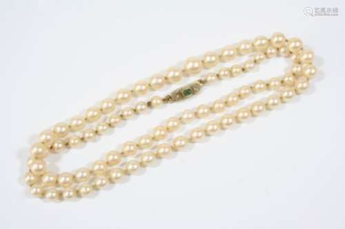 A SINGLE ROW GRADUATED CULTURED PEARL NECKLACE the pearls graduate from approximately 5.4mm. to 8.