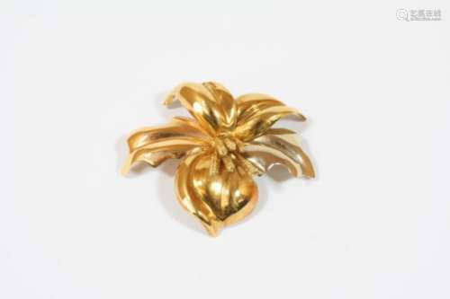 AN 18CT. GOLD FLOWERHEAD BROOCH realistically formed, 5.5cm. wide, 11.9 grams.