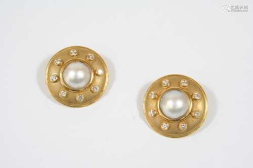 A PAIR OF MABE PEARL, DIAMOND AND GOLD EARCLIPS the circular 18ct. gold mount is set with circular-