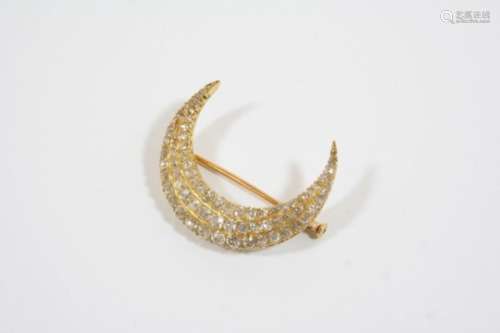 AN EARLY 20TH CENTURY DIAMOND CLOSED CRESCENT BROOCH set overall with graduated old cushion-shaped