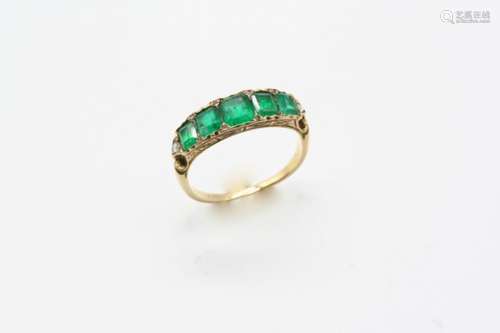 AN EARLY 20TH CENTURY EMERALD AND DIAMOND RING the five graduated rectangular-shaped emeralds are