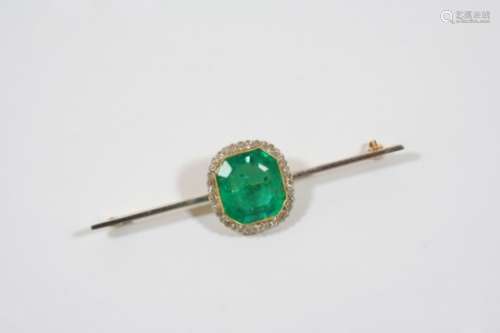 AN EARLY 20TH CENTURY EMERALD AND DIAMOND CLUSTER BROOCH the octagonal-cut emerald is set within a