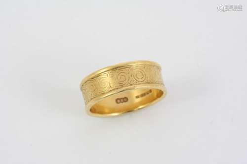 A GENTLEMAN'S 18CT. GOLD WEDDING BAND BY GERALD BENNEY with engraved swirl decoration, maker's