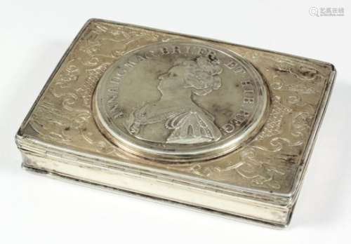 An 18th/19th century silver gilt rectangular snuff box, the lid inset with a Queen Anne silver