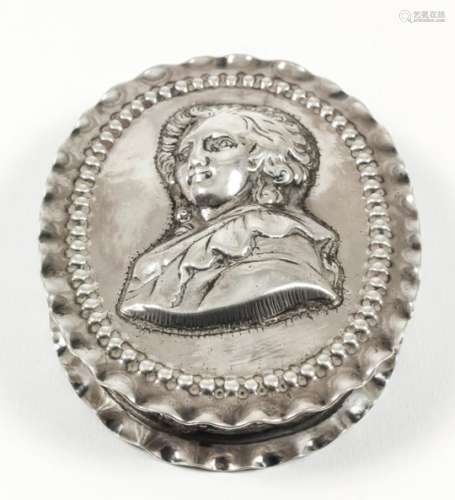 An early 20th Century Dutch silver oval snuff box with crimped rim, the lid embossed with the head