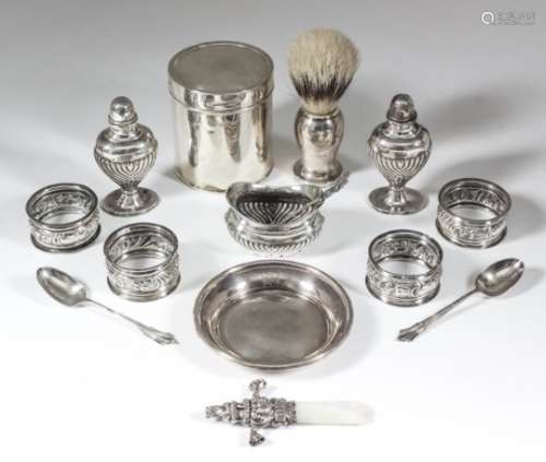 An Elizabeth II silver handled shaving brush of baluster shape, 4.5ins overall, by W. I.