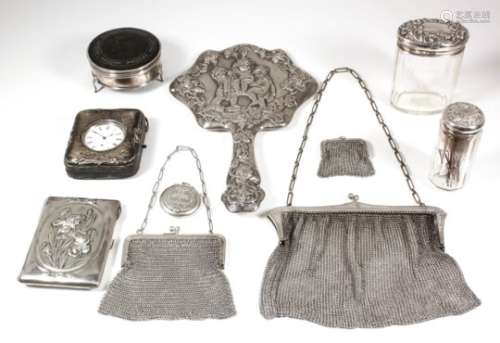 Two George V silver mounted and mesh evening purses, 3.75ins and 2ins overall, with import mark