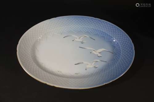 BING & GRONDAHL 'SEAGULL' DINNER SERVICE a dinner service in the Seagull with gold design,