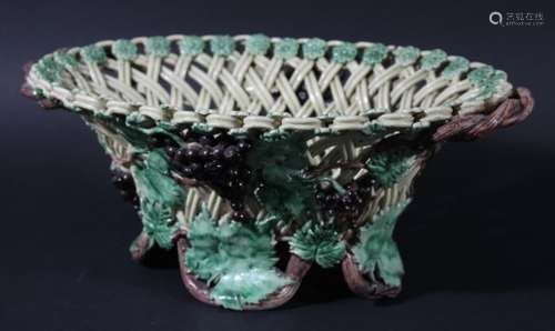 CREAMWARE BASKET, late 18th or early 19th century, the two strand weave applied with fruiting