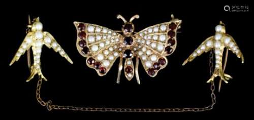 A 9ct gold mounted garnet and seed pearl butterfly pattern brooch, 32mm x 20mm (gross weight 7