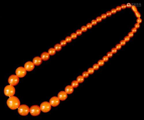 A single strand of forty-six reconstituted amber graduated beads, 520mm overall, and a single strand