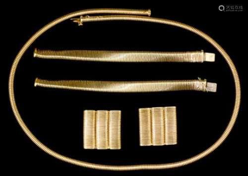 A suite of 9ct gold jewellery of reeded pattern, comprising - necklace, 720mm overall, two