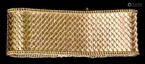 An 18ct gold fish scale pattern bracelet with rope pattern borders (gross weight 41.5 grammes)