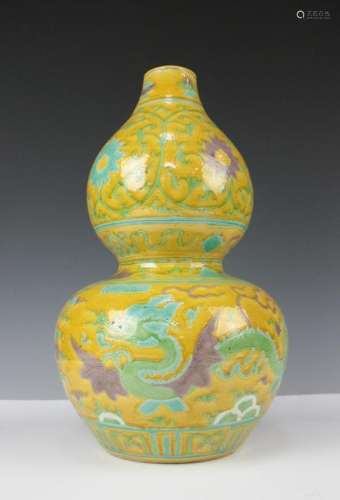 CHINESE YELLOW AND GREEN DRAGON GOURD VASE