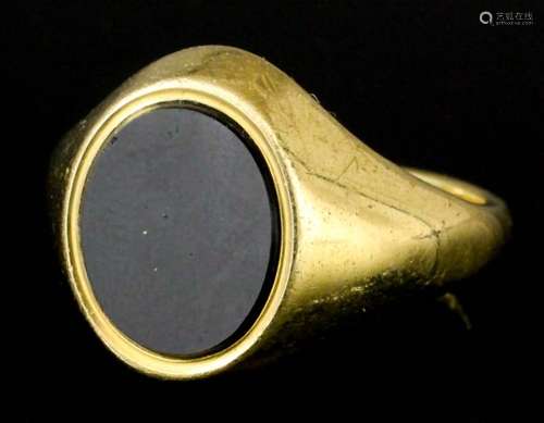 An Elizabeth II gentleman's 18ct gold signet ring, the oval face inset with black onyx, hallmarked