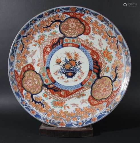 JAPANESE IMARI CHARGER, 19th century, a central vase of flowers inside a broad trellis garden border