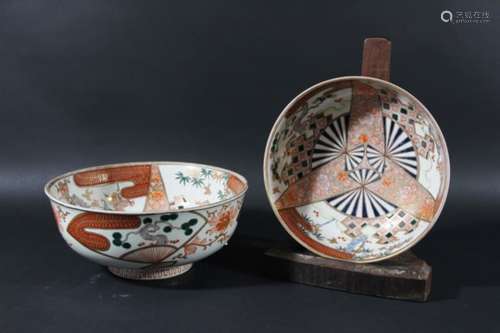 GRADUATED PAIR OF JAPANESE BOWLS, late 19th century, enamelled with fans, scrolling foliage and