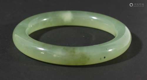 CHINESE GREEN 'JADE' BANGLE, diameter 8.5cm