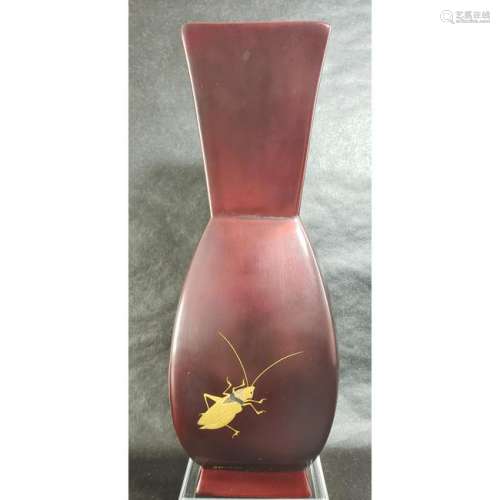 Vintage Japanese vase With Gold Cricket