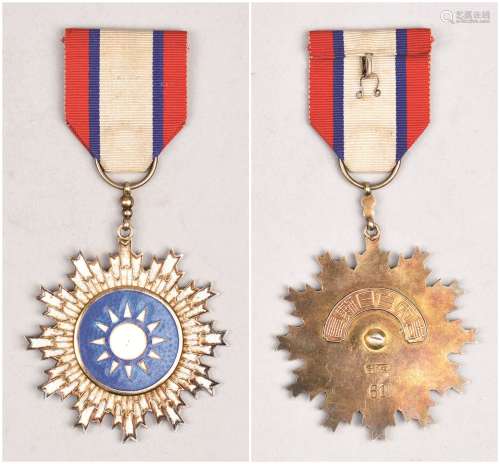 蔡廷锴旧藏：青天白日勋章一枚。