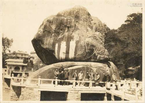 1935年鼓浪屿名人林尔嘉次子林刚义与友人拍摄于鼓浪屿菽庄花园银盐照一张