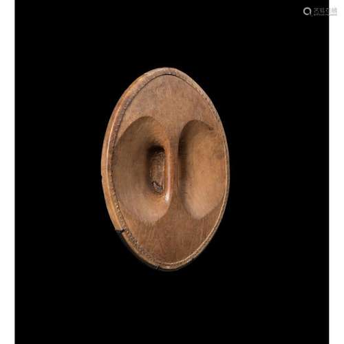 Bouclier Sakalava, Madagascar, H 43 cm, Bois, peau animale, Provenance :, - [...]