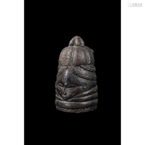 Masque-heaume Mende bundu, Sierra Leone, H 37 cm, Bois, Provenance :, - Collecté in [...]