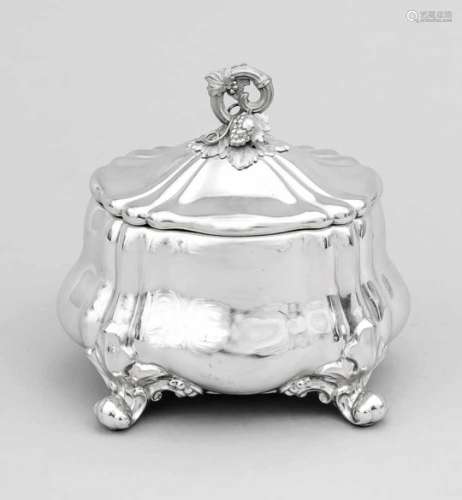 Zuckerdose im Barock-Stil. 19. Jh. 12-lötiges Silber (750/000). Ohne MZ. Auf vierVolutenfüßchen