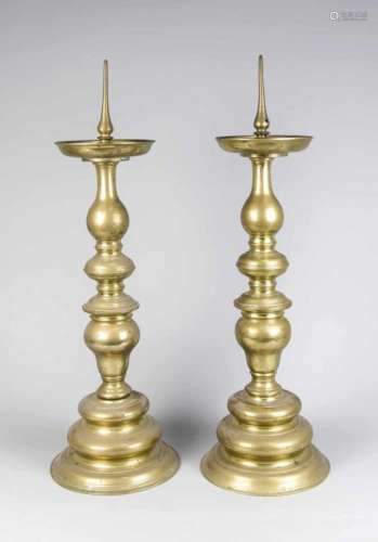Paar große Barock-Leuchter. 18. Jh. Bronze. H. 56 cm (ohne Dorn), Ges.-H. 71 cm