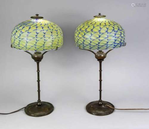 Paar Tiffany-Tischlampen. USA um 1900. Organischer Bronzeschaft patiniert, mit dreiausgehenden
