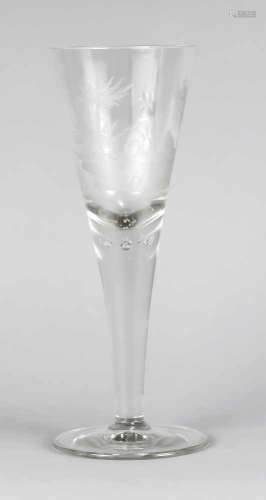 Großes Pokalglas. 20. Jh. Kelchförmig mit Luftblasen im Schaft, schauseitiger Schliff mitDarstellung