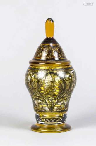 Deckelgefäß Böhmen. Um 1820. Bernsteibnfarbenes Glas, runder Stand, umlaufend mit