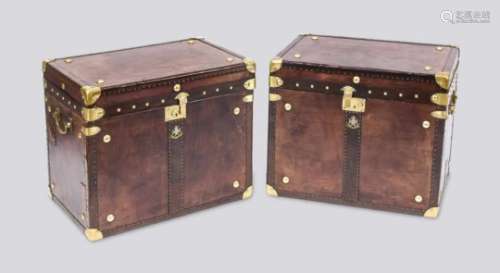 Paar Topcase-Koffer. England, 20. Jh. Holzkorpus mit Leder bezogen, z.T. mit Lederflicken.