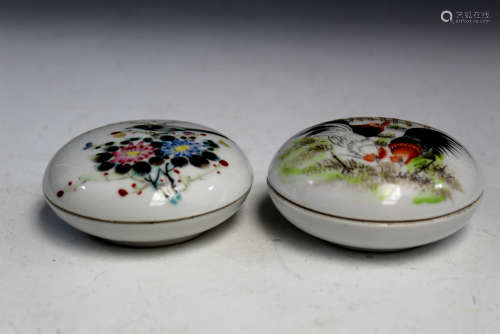 Two Chinese famille rose porcelain boxes.