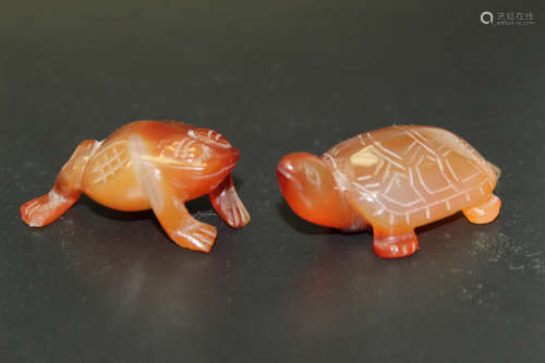 Chinese carved agate frog and turtle.