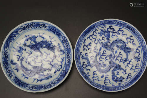 A pair of Chinese blue and white porcelain dishes.