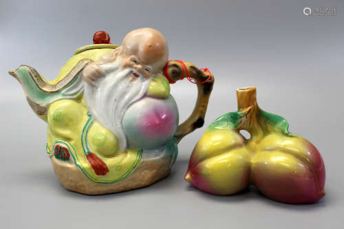 Chinese shoulao porcelain teapot and peach shape water