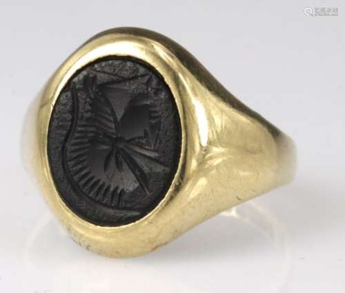 9ct yellow gold onyx set signet ring, finger size P, weight 4.3g